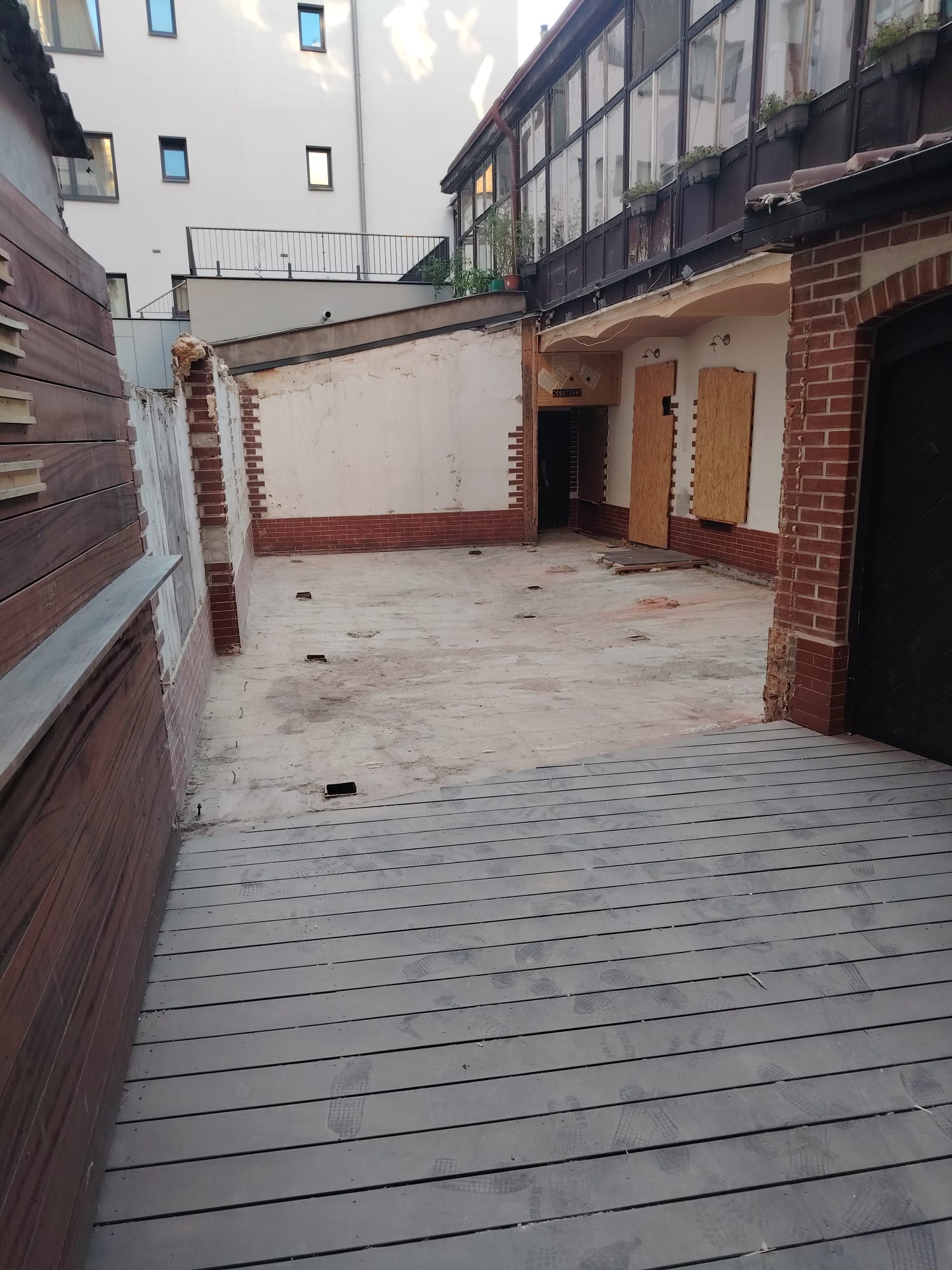 Prostor po demontáži a vyklizení zahrádky restaurace
